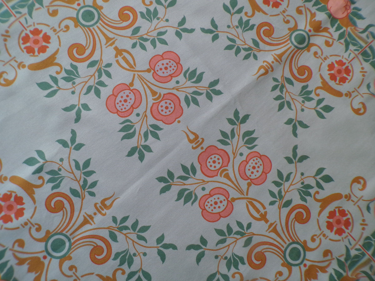 Quadratische Tischdecke,  Mitteldecke, 80x80cm, Motiv "Bauerngarten", Farbstellung "Gartenteich" (Hellblau)