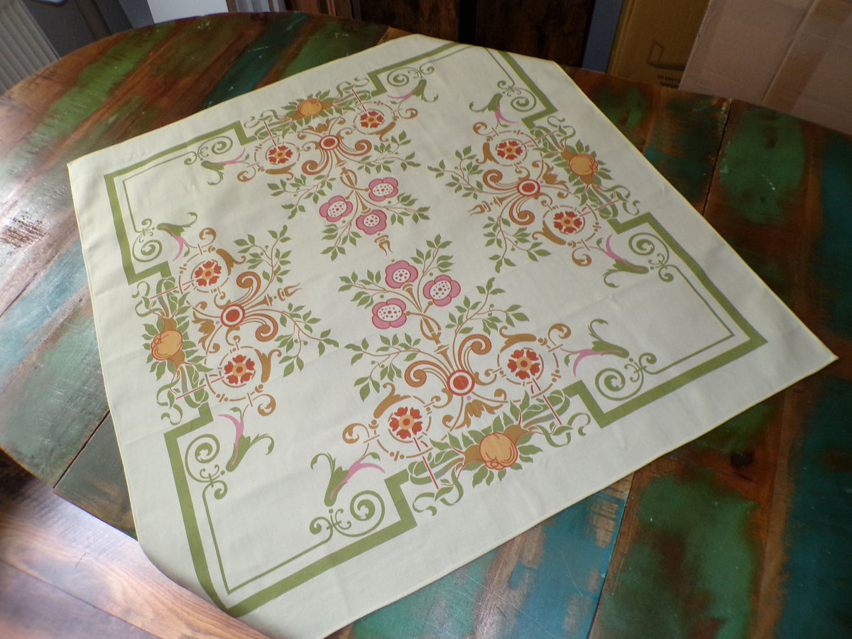 Quadratische Tischdecke,  Mitteldecke, 80x80cm, Motiv "Bauerngarten", Farbstellung "Frühlingszauber" (Vanillegelb)