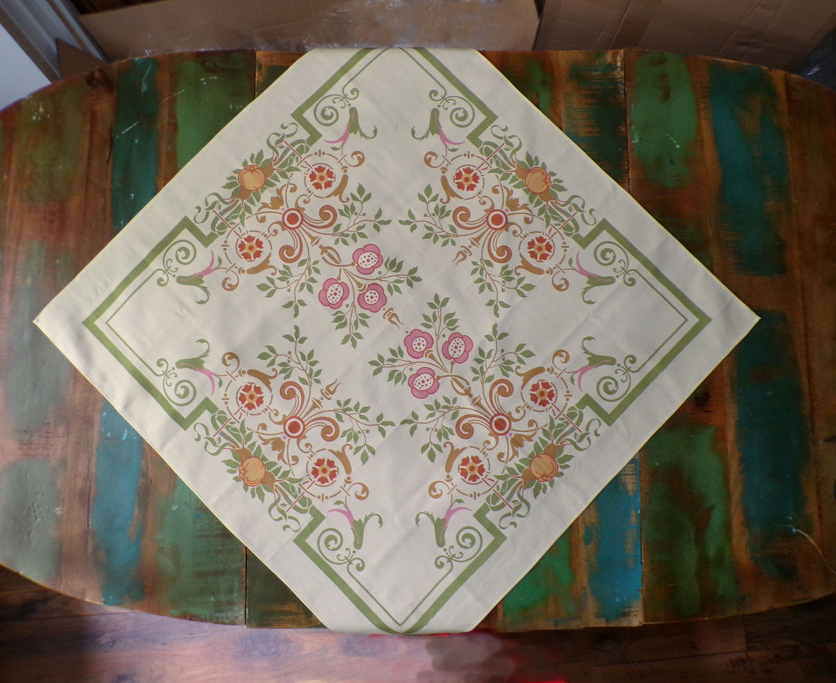 Quadratische Tischdecke,  Mitteldecke, 80x80cm, Motiv "Bauerngarten", Farbstellung "Frühlingszauber" (Vanillegelb)