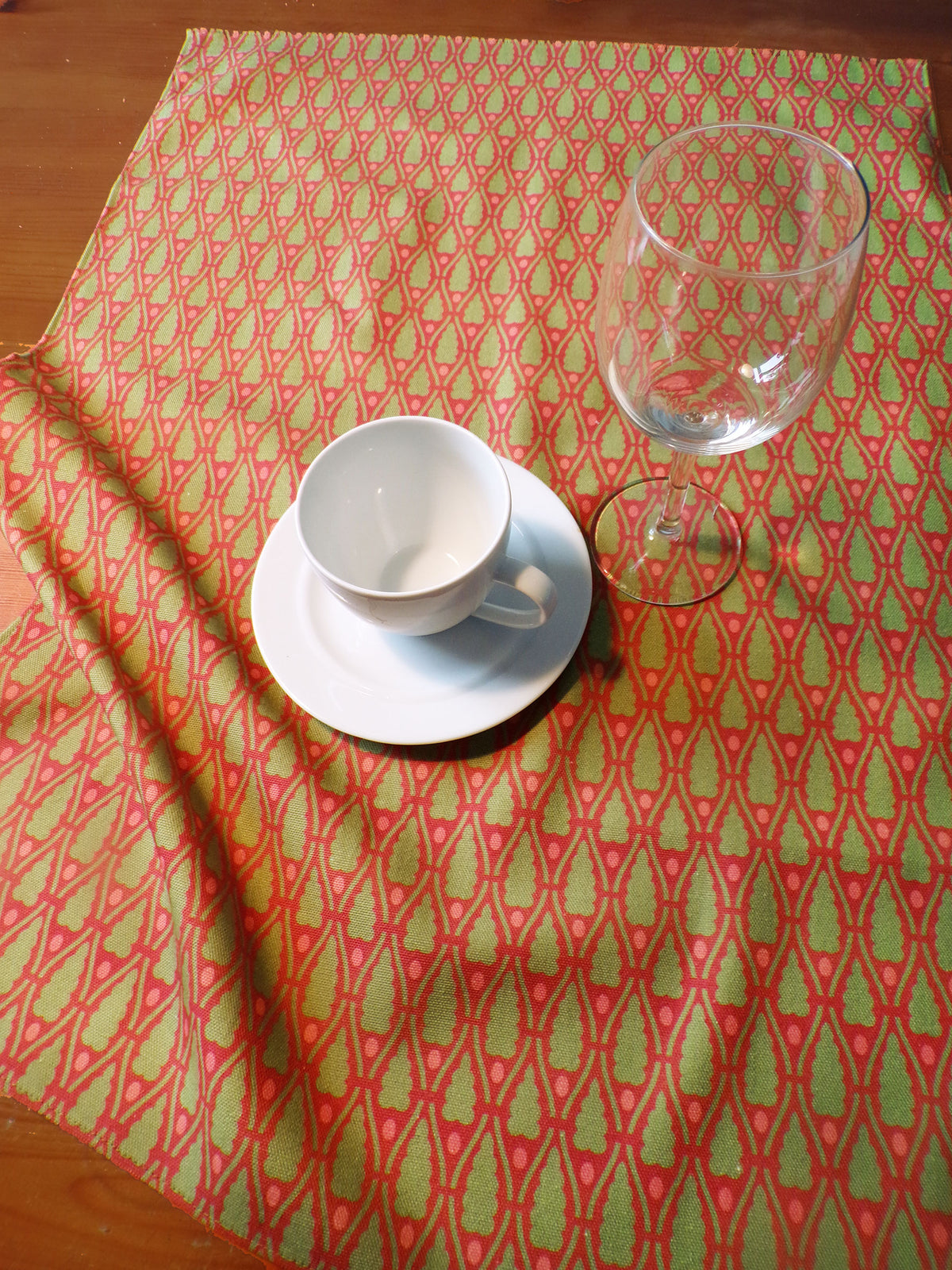 Geschirrtuch, 50x70cm, Baumwolle, rot mit grünen Bäumchen