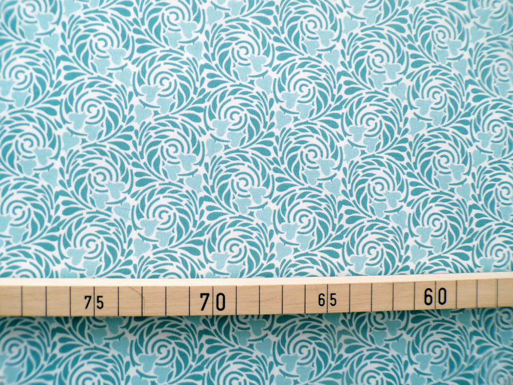 Popeline, Meterware, Baumwollstoff, Motiv Rabenwiese, wasserblau-hellblau, bio, GOTS Grundton weiß, Spiralmuster mit herzförmigen Blüten, Futterstoff, Webware, Blusenstoff, Hemdenstoff, Patchworkstoff