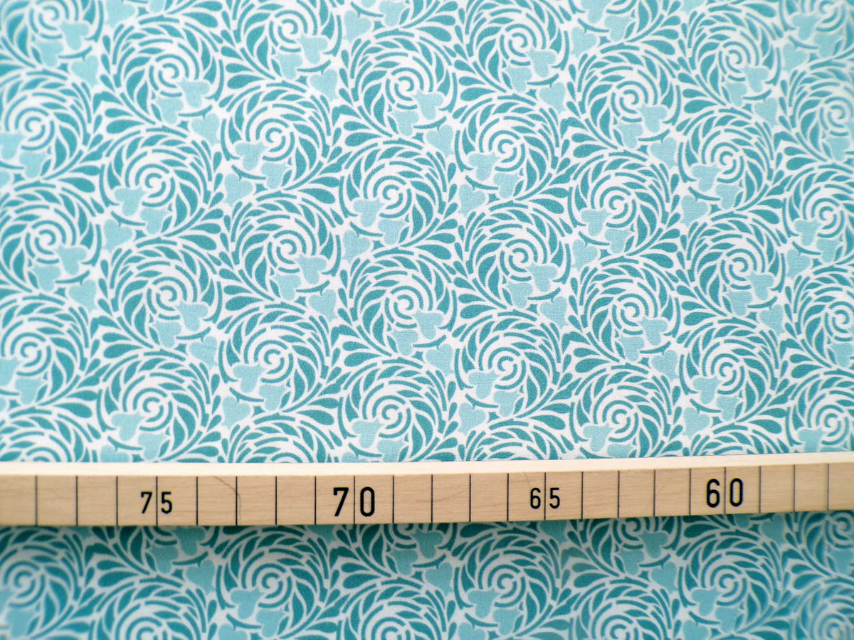 Popeline, Meterware, Baumwollstoff, Motiv Rabenwiese, wasserblau-hellblau, bio, GOTS Grundton weiß, Spiralmuster mit herzförmigen Blüten, Futterstoff, Webware, Blusenstoff, Hemdenstoff, Patchworkstoff