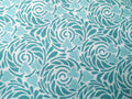 Popeline, Meterware, Baumwollstoff, Motiv Rabenwiese, wasserblau-hellblau, bio, GOTS Grundton weiß, Spiralmuster mit herzförmigen Blüten, Futterstoff, Webware, Blusenstoff, Hemdenstoff, Patchworkstoff