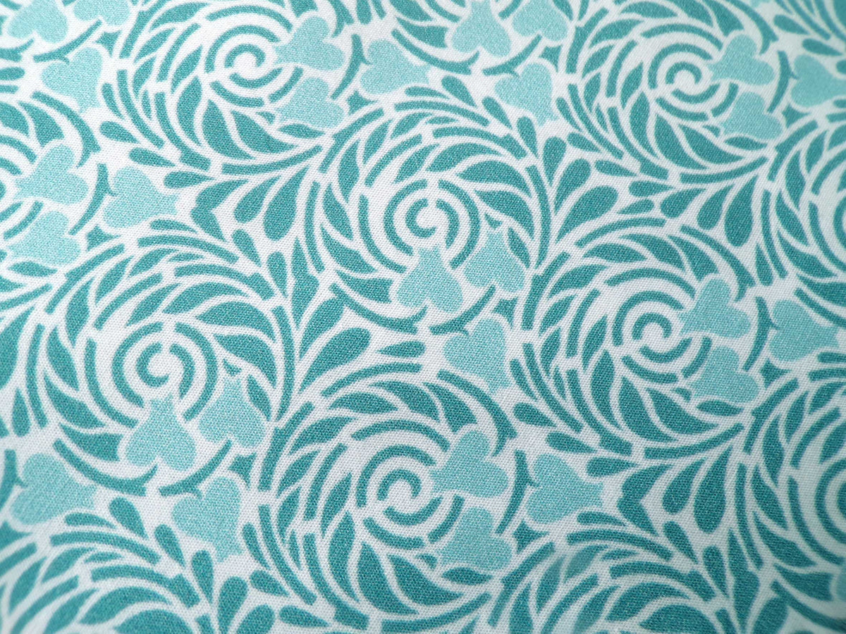 Popeline, Meterware, Baumwollstoff, Motiv Rabenwiese, wasserblau-hellblau, bio, GOTS Grundton weiß, Spiralmuster mit herzförmigen Blüten, Futterstoff, Webware, Blusenstoff, Hemdenstoff, Patchworkstoff