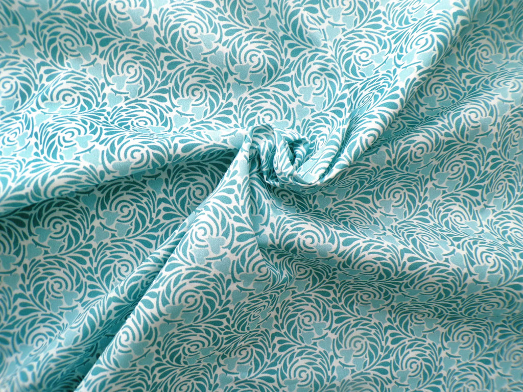 Popeline, Meterware, Baumwollstoff, Motiv Rabenwiese, wasserblau-hellblau, bio, GOTS Grundton weiß, Spiralmuster mit herzförmigen Blüten, Futterstoff, Webware, Blusenstoff, Hemdenstoff, Patchworkstoff