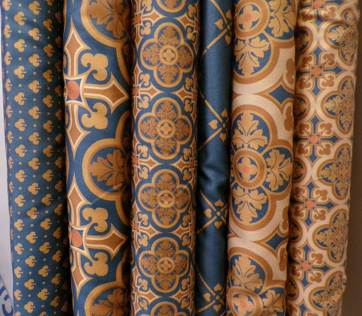 Mako-Satin, Meterware, Baumwolle,  Muster "Klee", dunkelblau/hellbraun, Streumuster, navy, tan, Lilie, Baumwollsatin, Bettwäsche, glänzend, Hemden, Blusen