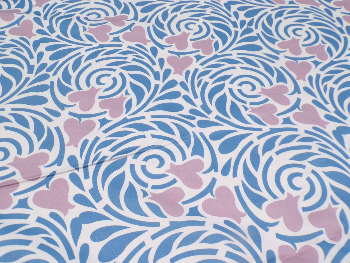 Mako-Satin, Meterware, Baumwolle,  Motiv "Rabenwiese", blau-Flieder, zwei Mustergrößen, Baumwollsatin, glänzend, für elegante Kleider, Hemden, Bettwäsche, Blusen,