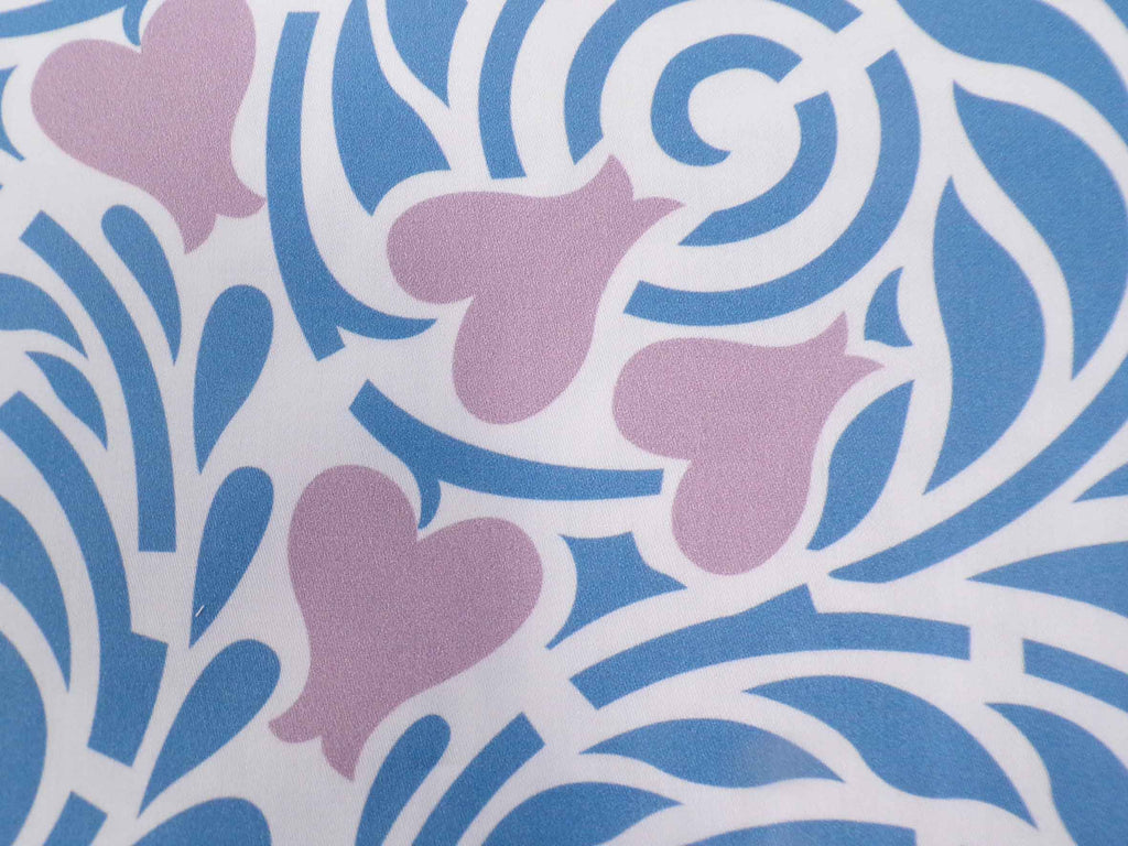 Mako-Satin, Meterware, Baumwolle,  Motiv "Rabenwiese", blau-Flieder, zwei Mustergrößen, Baumwollsatin, glänzend, für elegante Kleider, Hemden, Bettwäsche, Blusen,