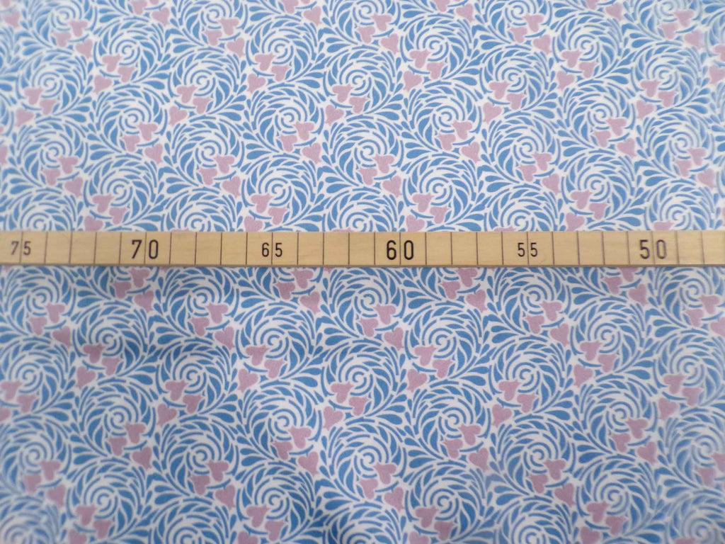 Mako-Satin, Meterware, Baumwolle,  Motiv "Rabenwiese", blau-Flieder, zwei Mustergrößen, Baumwollsatin, glänzend, für elegante Kleider, Hemden, Bettwäsche, Blusen,