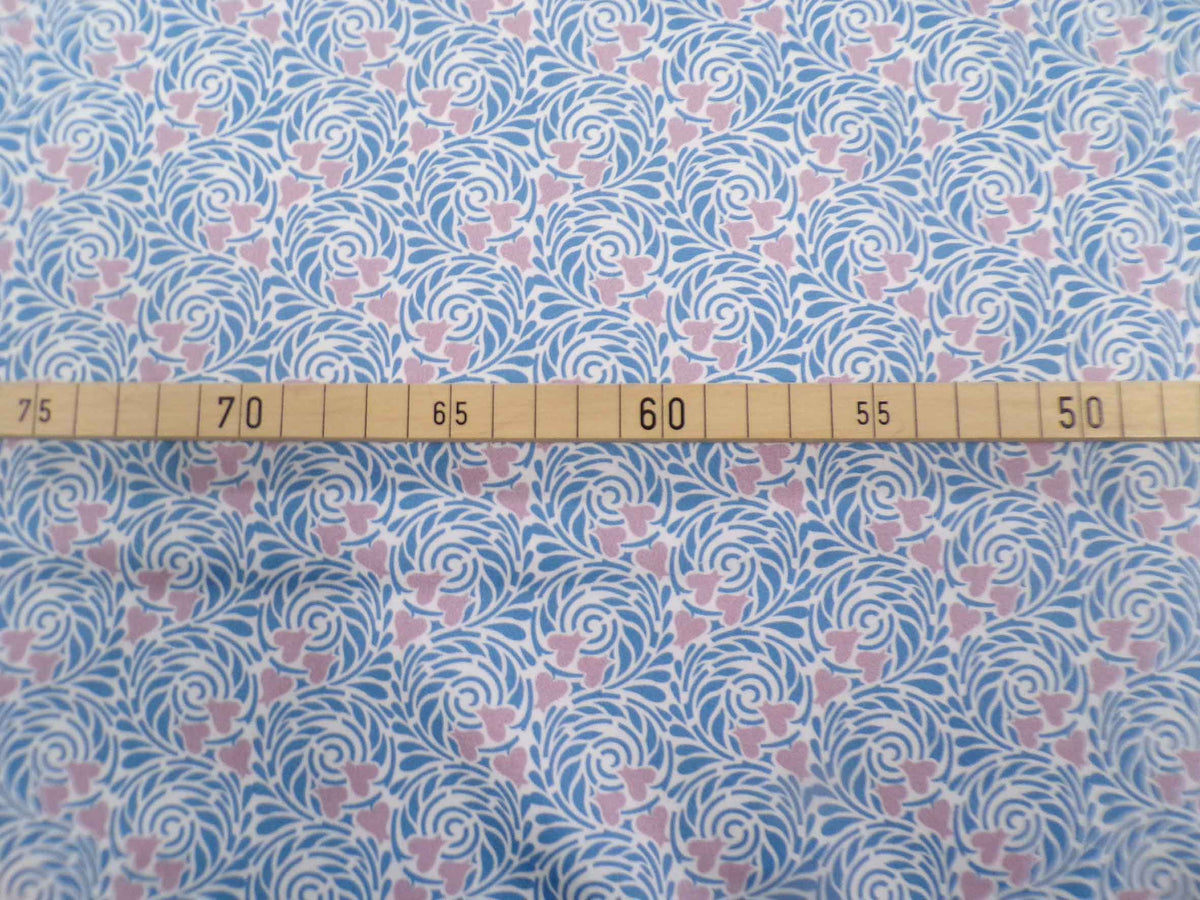 Mako-Satin, Meterware, Baumwolle,  Motiv "Rabenwiese", blau-Flieder, zwei Mustergrößen, Baumwollsatin, glänzend, für elegante Kleider, Hemden, Bettwäsche, Blusen,