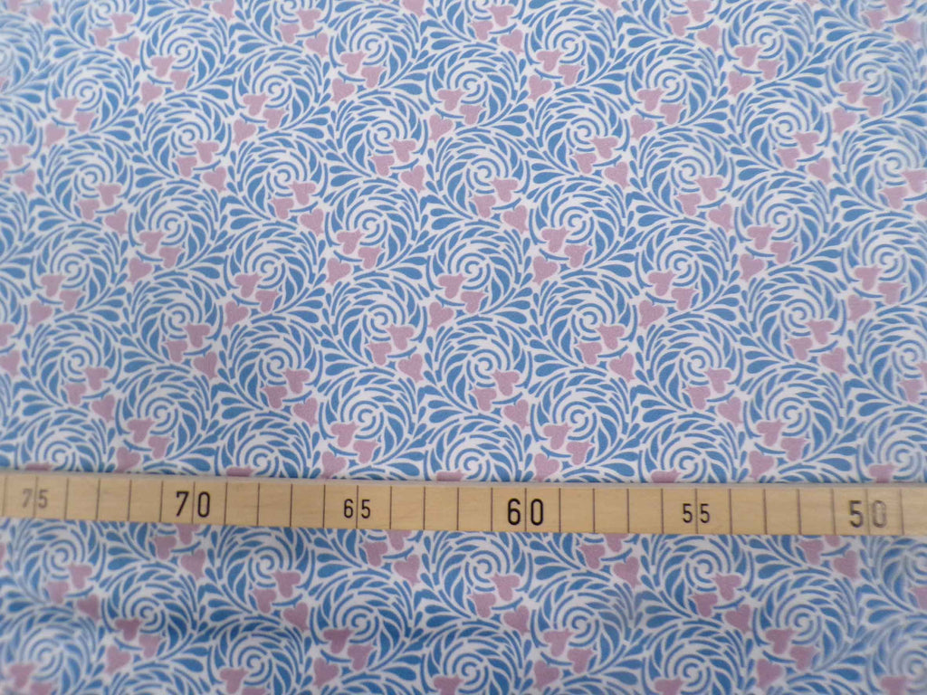 Mako-Satin, Meterware, Baumwolle,  Motiv "Rabenwiese", blau-Flieder, zwei Mustergrößen, Baumwollsatin, glänzend, für elegante Kleider, Hemden, Bettwäsche, Blusen,