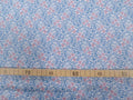 Mako-Satin, Meterware, Baumwolle,  Motiv "Rabenwiese", blau-Flieder, zwei Mustergrößen, Baumwollsatin, glänzend, für elegante Kleider, Hemden, Bettwäsche, Blusen,