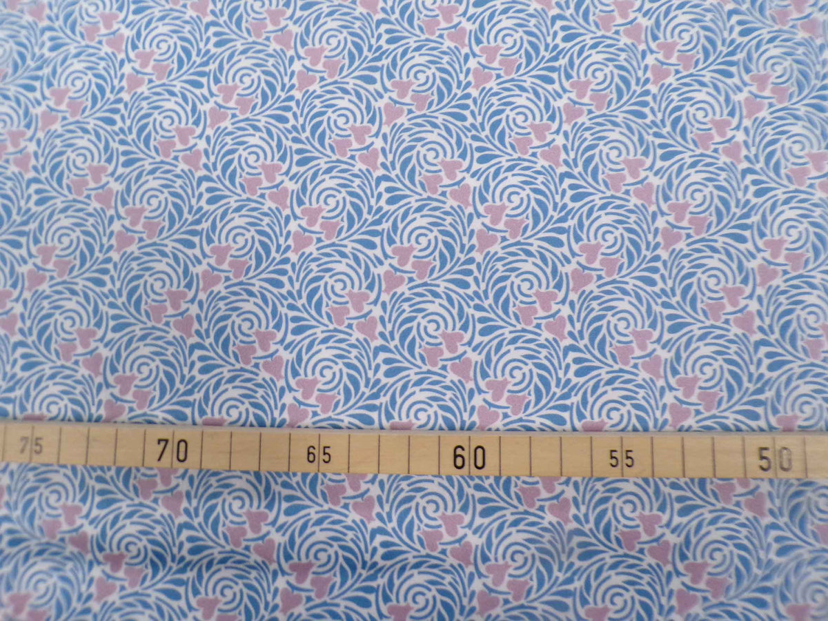 Mako-Satin, Meterware, Baumwolle,  Motiv "Rabenwiese", blau-Flieder, zwei Mustergrößen, Baumwollsatin, glänzend, für elegante Kleider, Hemden, Bettwäsche, Blusen,
