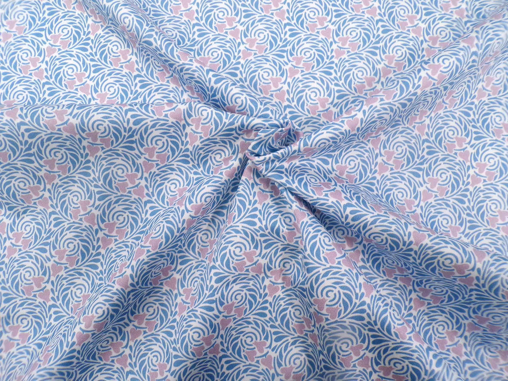 Mako-Satin, Meterware, Baumwolle,  Motiv "Rabenwiese", blau-Flieder, zwei Mustergrößen, Baumwollsatin, glänzend, für elegante Kleider, Hemden, Bettwäsche, Blusen,