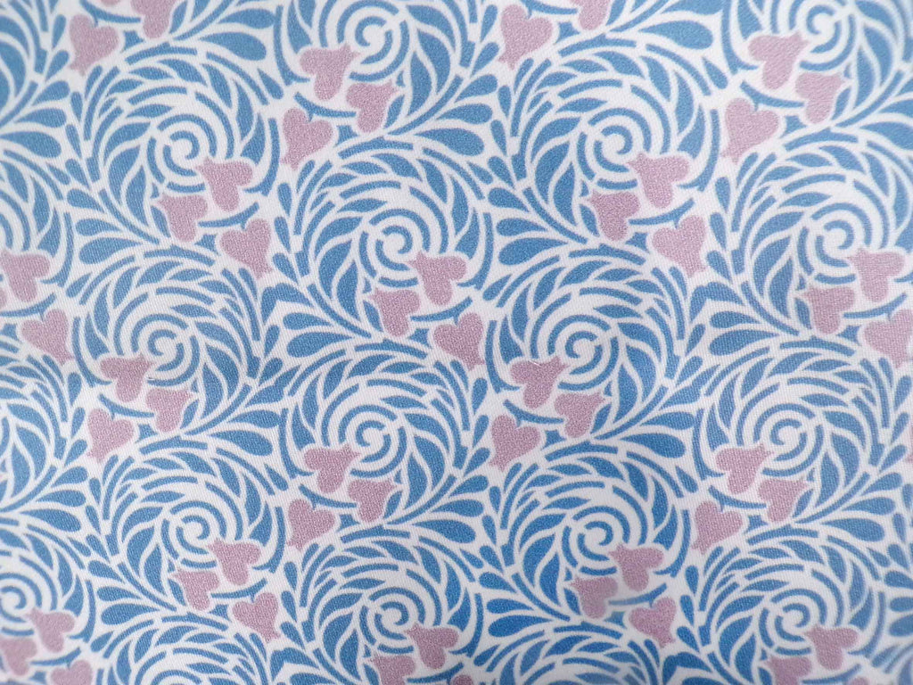 Mako-Satin, Meterware, Baumwolle,  Motiv "Rabenwiese", blau-Flieder, zwei Mustergrößen, Baumwollsatin, glänzend, für elegante Kleider, Hemden, Bettwäsche, Blusen,