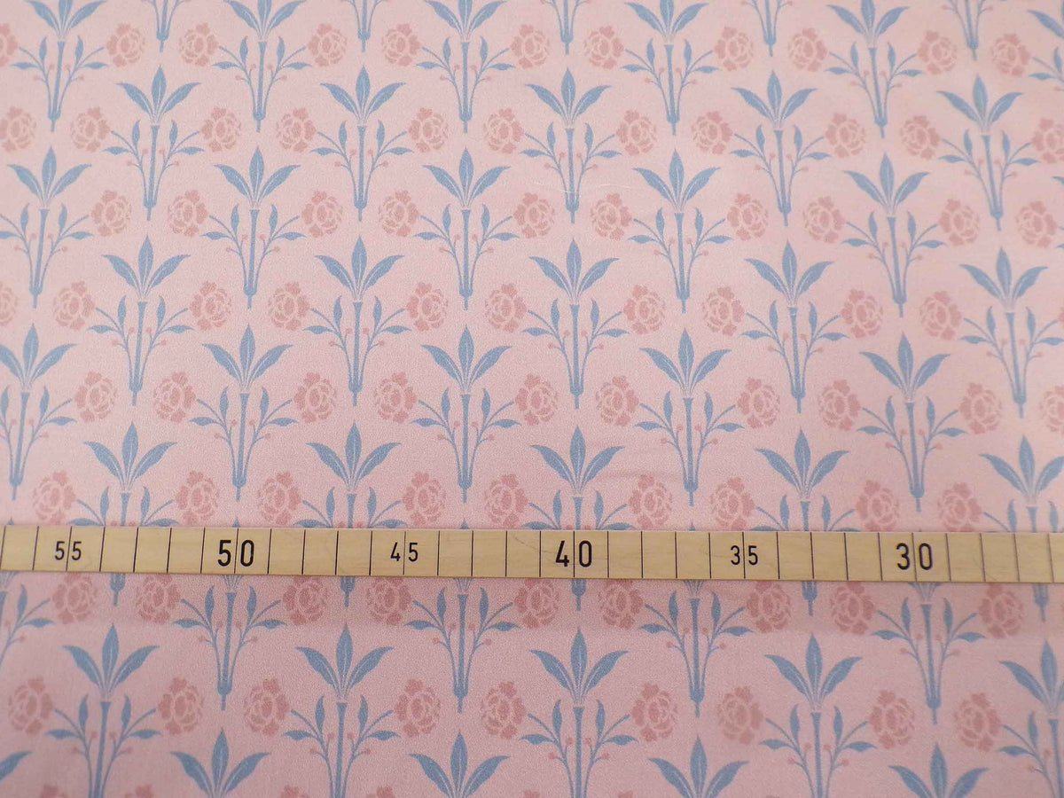 Makosatin, Meterware, Baumwollstoff, Motiv "Erker", Farbstellung "Hortensie" (Altrosa), Blumenmuster taubenblau/Altrosa, glänzend Baumwollsatin, Trachten, Dirndl, Bettwäsche, Kleider, viktorianisch