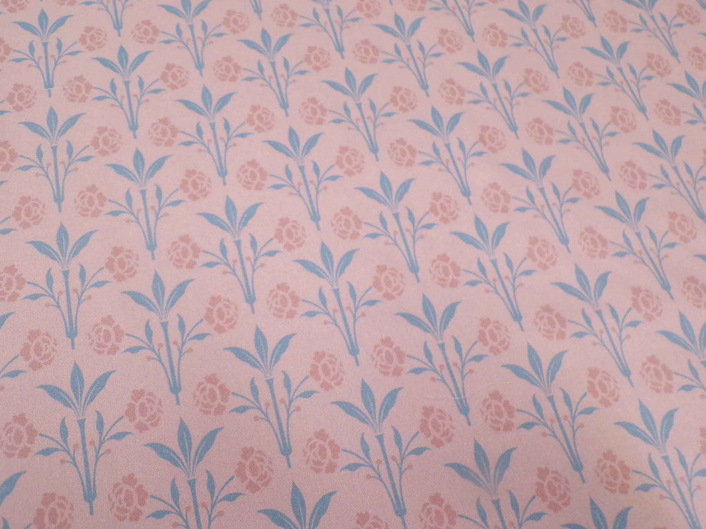 Makosatin, Meterware, Baumwollstoff, Motiv "Erker", Farbstellung "Hortensie" (Altrosa), Blumenmuster taubenblau/Altrosa, glänzend Baumwollsatin, Trachten, Dirndl, Bettwäsche, Kleider, viktorianisch