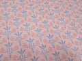 Makosatin, Meterware, Baumwollstoff, Motiv "Erker", Farbstellung "Hortensie" (Altrosa), Blumenmuster taubenblau/Altrosa, glänzend Baumwollsatin, Trachten, Dirndl, Bettwäsche, Kleider, viktorianisch