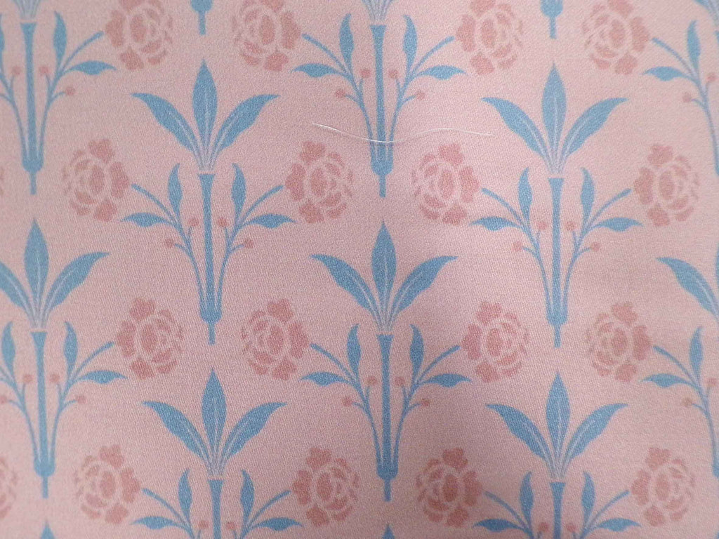 Makosatin, Meterware, Baumwollstoff, Motiv "Erker", Farbstellung "Hortensie" (Altrosa), Blumenmuster taubenblau/Altrosa, glänzend Baumwollsatin, Trachten, Dirndl, Bettwäsche, Kleider, viktorianisch