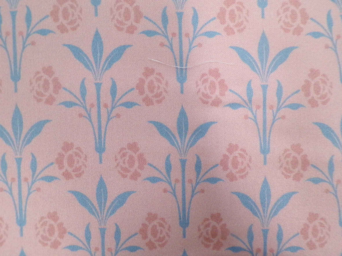 Makosatin, Meterware, Baumwollstoff, Motiv "Erker", Farbstellung "Hortensie" (Altrosa), Blumenmuster taubenblau/Altrosa, glänzend Baumwollsatin, Trachten, Dirndl, Bettwäsche, Kleider, viktorianisch