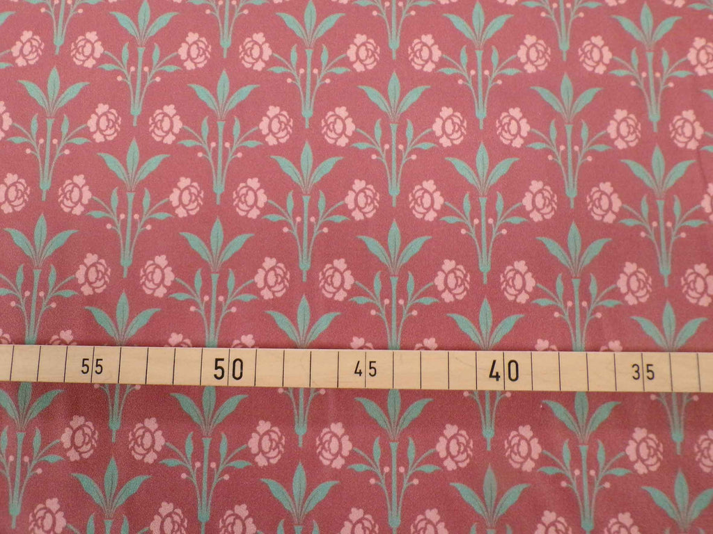 Makosatin, Meterware, Baumwollstoff, Motiv "Erker", Farbstellung "Granatapfel" (Weinrot), Blumenmuster türkis/altrosa, viktorianisch, Gründerzeit, glänzend Baumwollsatin, Trachten, Dirndl, Bettwäsche