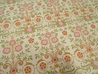 Mako-Satin, Meterware, Motiv Bauerngarten, Farbstellung "Frühlingszauber"(Vanillegelb), Blumen, viktorianisch, Gründerzeit, rosa, braun, grün, floral, Baumwollsatin, Trachten, Dirndl, Bettwäsche,