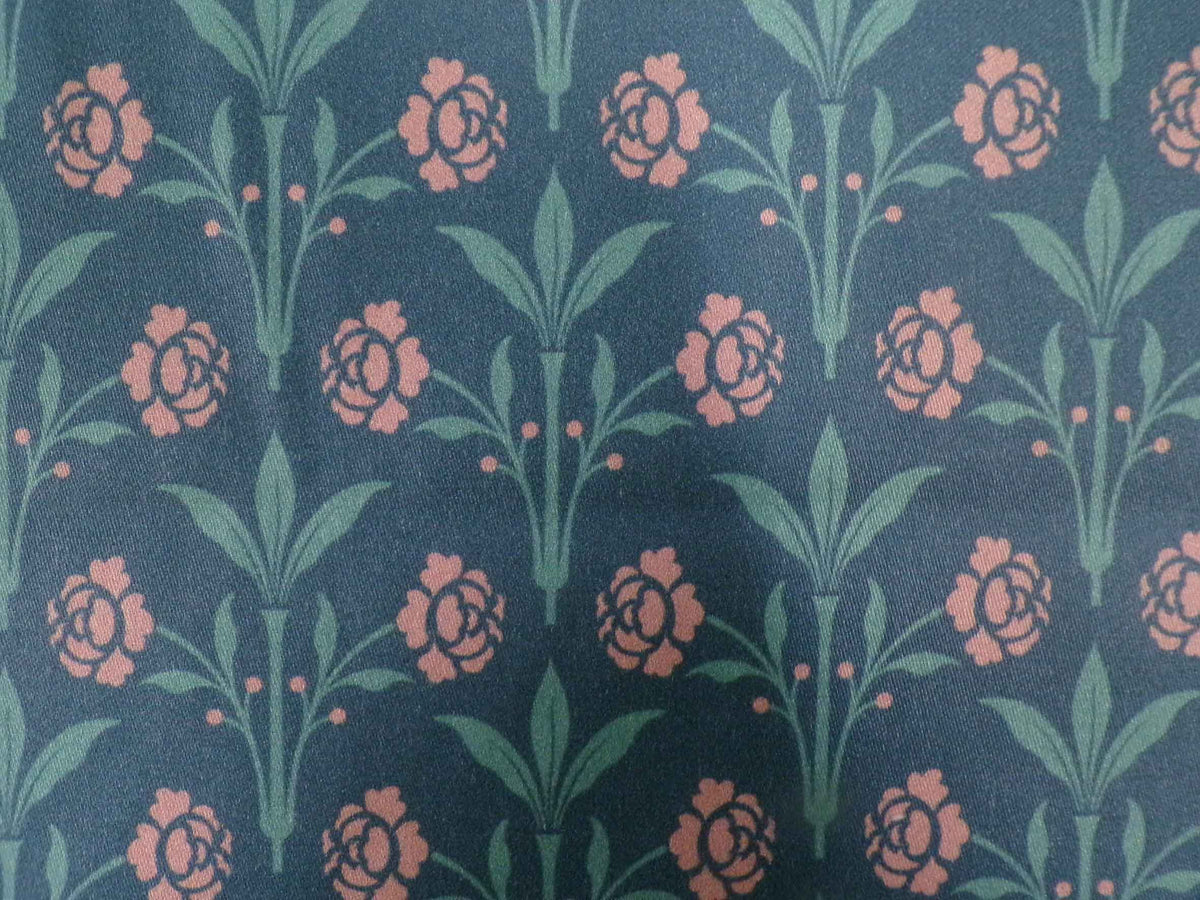Makosatin, Meterware, Baumwollstoff, Motiv "Erker", Farbstellung "Sommernacht" (Dunkelblau), Blumenmuster türkis/altrosa, glänzend Bauwollsatin, Trachteh, Dirndl, Viktorianisch, Bettwäsche, Kleider