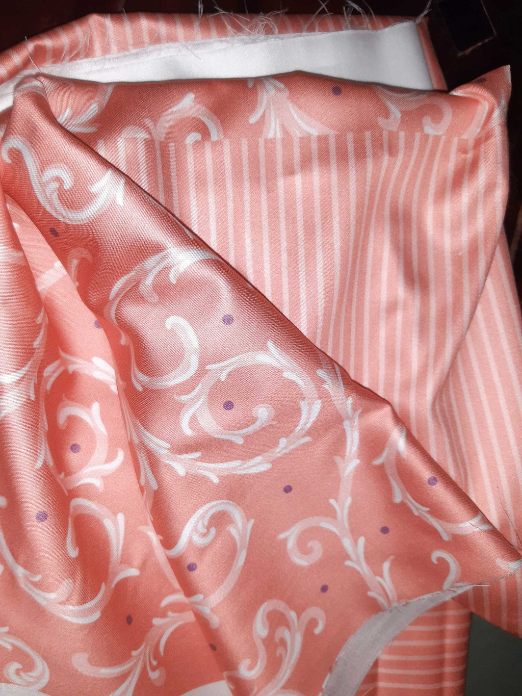 Mako-Satin, Meterware, Baumwolle,  Dornenhecke, lachsrosa mit weißen Ranken und violetten Pünktchen, zwei Mustergrößen. Baumwollsatin, glänzend, für elegante Bettwäsche, Blusen, Hemden, Kleider