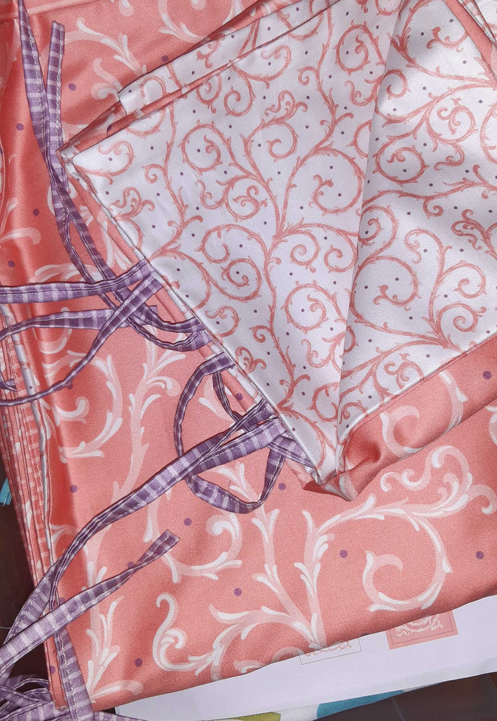Mako-Satin, Meterware, Baumwolle,  Dornenhecke, lachsrosa mit weißen Ranken und violetten Pünktchen, zwei Mustergrößen. Baumwollsatin, glänzend, für elegante Bettwäsche, Blusen, Hemden, Kleider