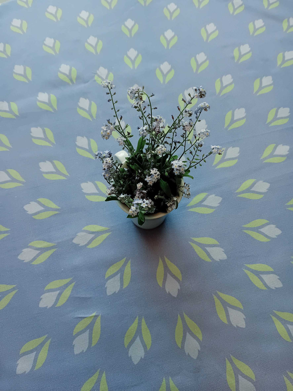 Runde Tischdecke, Helles Ultramarinblau, hellgrün- hellblau, Krokusmotiv, Ostern,  Frühlingsmuster, Baumwolle