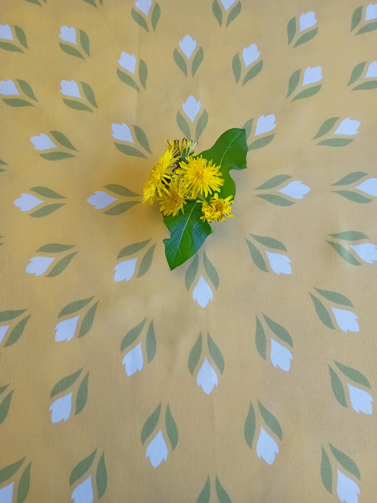 Runde Tischdecke, gelb-weiß-grün, Krokusmotiv, Ostern, Frühlingsmuster, Bauwolle