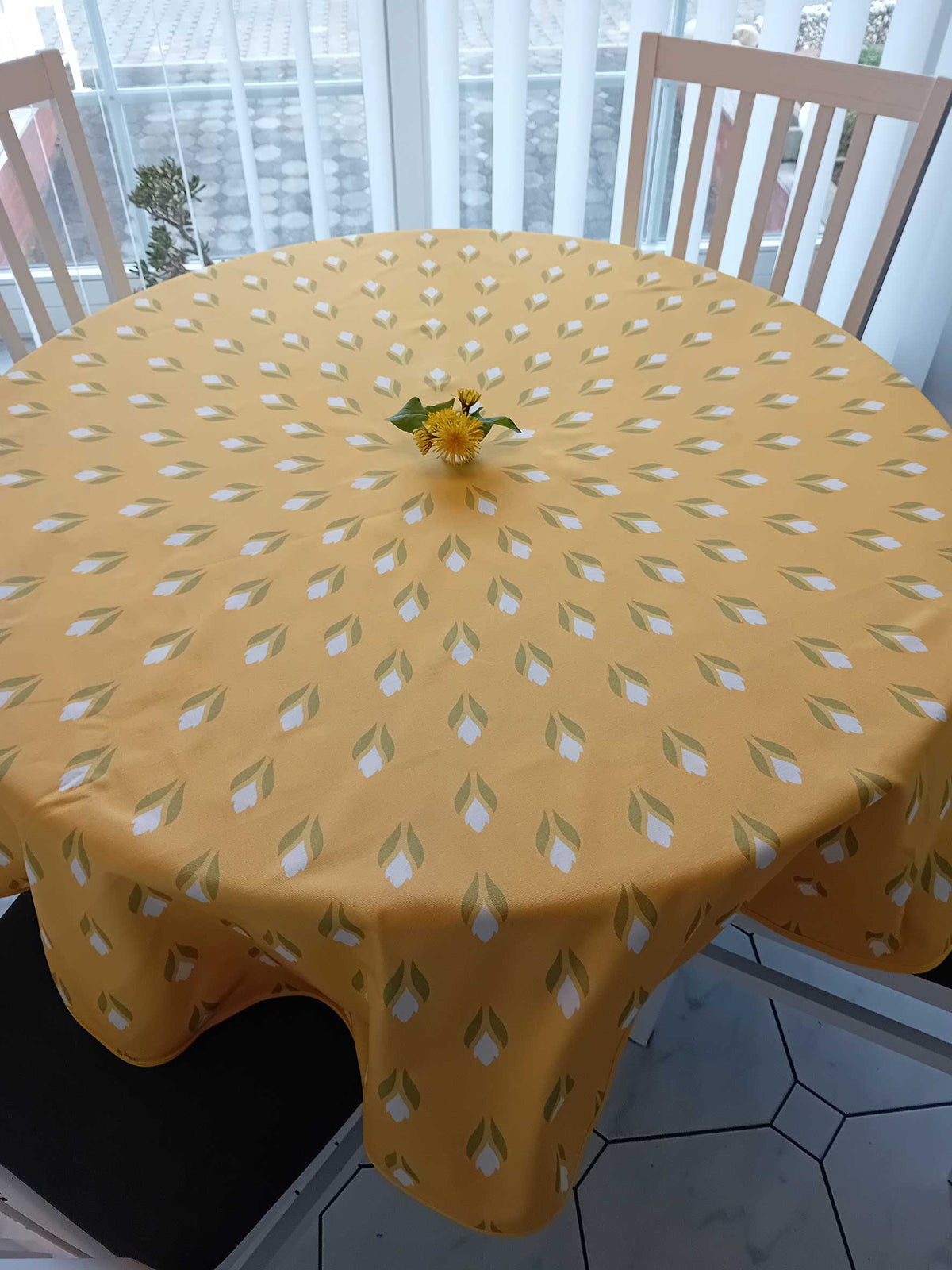 Round tablecloth, yellow-white-green, crocus motif, Easter, spring pattern, cotton