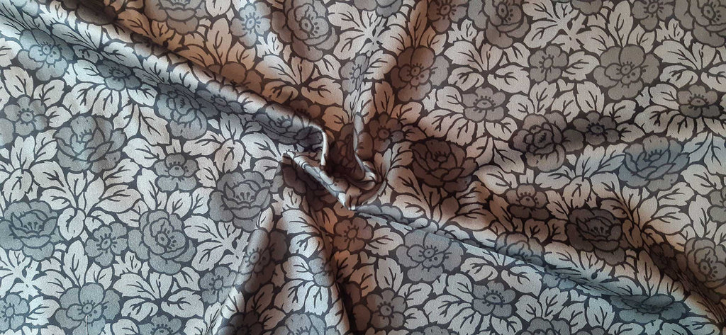 Mako-Satin, Meterware, Baumwolle,  Rosen,  schwarz-grau, dunkle Rosen, zwei Mustergrößen, glänzend, Baumwollsatin, Gothic, Bettwäsche, Kleider, Blusen, Trachten