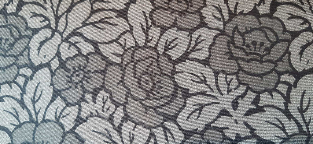 Mako-Satin, Meterware, Baumwolle,  Rosen,  schwarz-grau, dunkle Rosen, zwei Mustergrößen, glänzend, Baumwollsatin, Gothic, Bettwäsche, Kleider, Blusen, Trachten