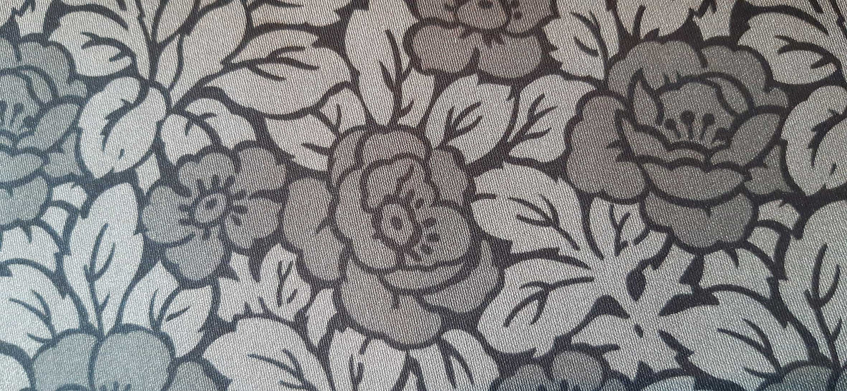 Mako-Satin, Meterware, Baumwolle,  Rosen,  schwarz-grau, dunkle Rosen, zwei Mustergrößen, glänzend, Baumwollsatin, Gothic, Bettwäsche, Kleider, Blusen, Trachten