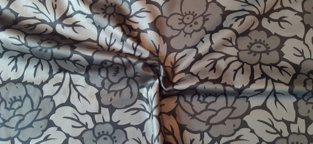 Mako-Satin, Meterware, Baumwolle,  Rosen,  schwarz-grau, dunkle Rosen, zwei Mustergrößen, glänzend, Baumwollsatin, Gothic, Bettwäsche, Kleider, Blusen, Trachten