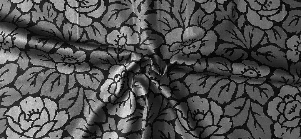 Mako-Satin, Meterware, Baumwolle,  Rosen,  schwarz-grau, helle Rosen, zwei Mustergrößen, glänzend, Baumwollsatin, Muster, Gothic, Bettwäsche, Kleider, Blusen