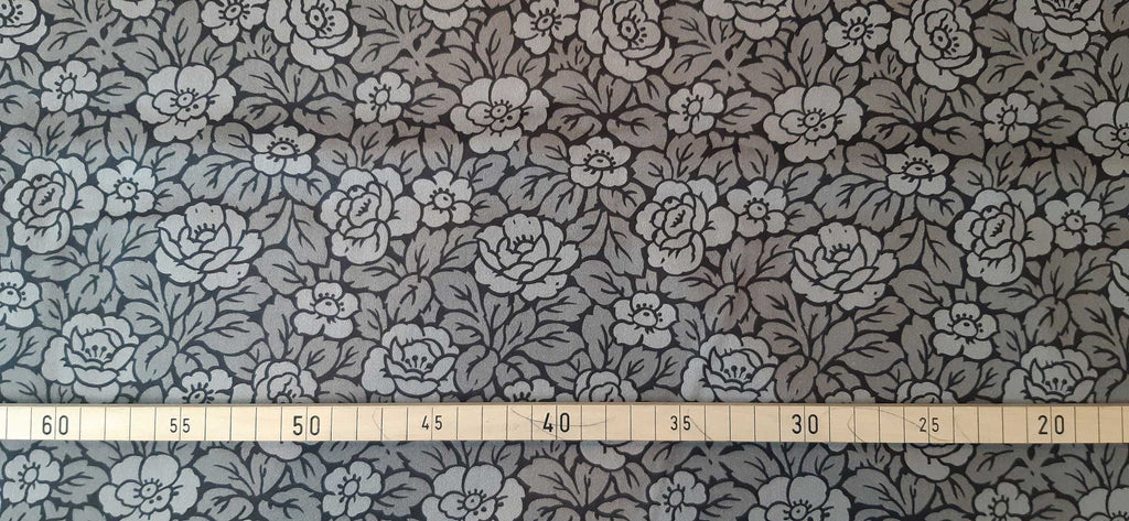 Mako-Satin, Meterware, Baumwolle,  Rosen,  schwarz-grau, helle Rosen, zwei Mustergrößen, glänzend, Baumwollsatin, Muster, Gothic, Bettwäsche, Kleider, Blusen