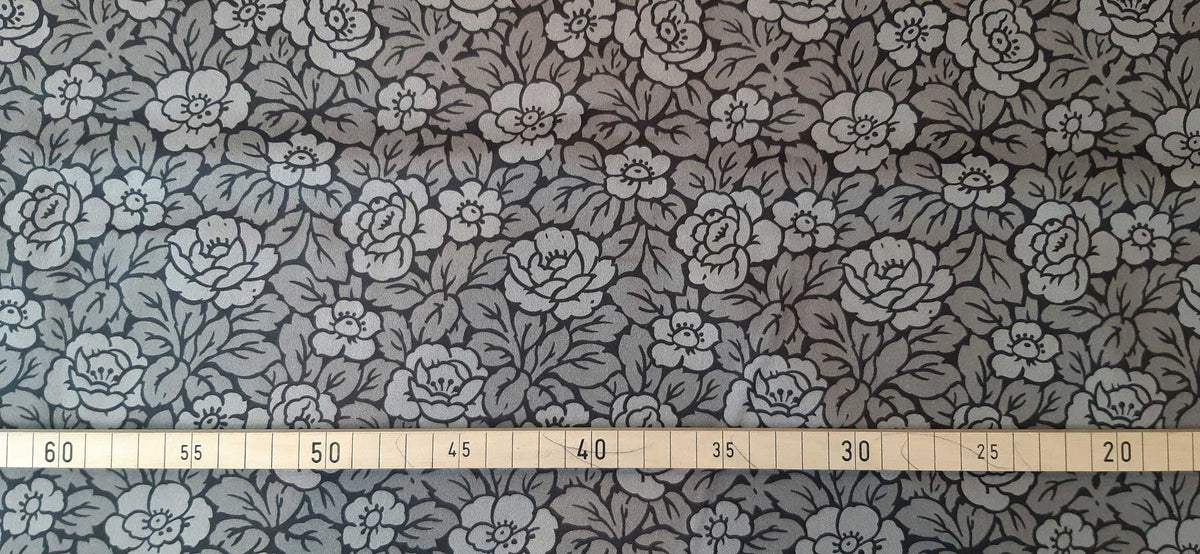Mako-Satin, Meterware, Baumwolle,  Rosen,  schwarz-grau, helle Rosen, zwei Mustergrößen, glänzend, Baumwollsatin, Muster, Gothic, Bettwäsche, Kleider, Blusen