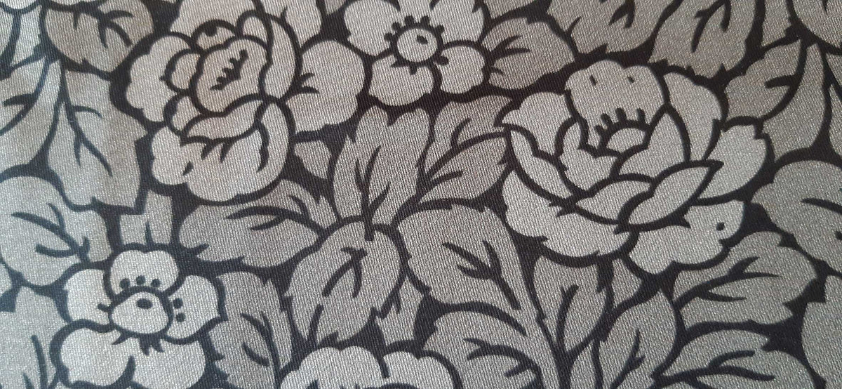 Mako-Satin, Meterware, Baumwolle,  Rosen,  schwarz-grau, helle Rosen, zwei Mustergrößen, glänzend, Baumwollsatin, Muster, Gothic, Bettwäsche, Kleider, Blusen