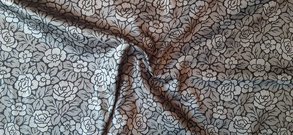 Mako-Satin, Meterware, Baumwolle,  Rosen,  schwarz-grau, helle Rosen, zwei Mustergrößen, glänzend, Baumwollsatin, Muster, Gothic, Bettwäsche, Kleider, Blusen