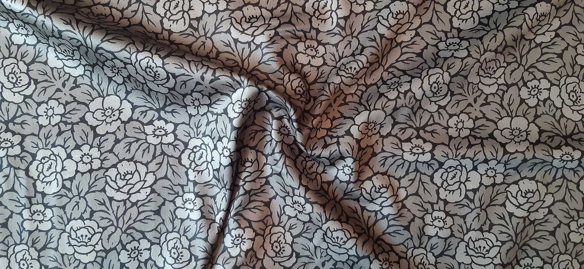 Mako-Satin, Meterware, Baumwolle,  Rosen,  schwarz-grau, helle Rosen, zwei Mustergrößen, glänzend, Baumwollsatin, Muster, Gothic, Bettwäsche, Kleider, Blusen