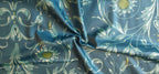 Mako-Satin, Meterware, Baumwolle,  Muster "Feldblume" in der Farbstellung Nachtblau, Dunkelblau-wasserblau, glänzend Baumwollsatin, Ranken, Blume, Sonnenblume, türkis-grün, Bettwäsche, elegante Kleide