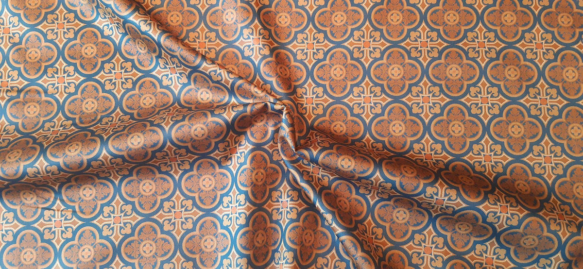 Mako-Satin, Meterware, Baumwolle,  Muster "Herrenhaus" in der Farbstellung Allure dunkel, zwei Mustergrößen, geometrisch, navy-braun-sand, Fliesenmuster, für elegante Blusen, Hemden, Bettwäsche,