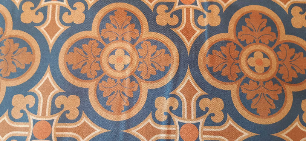 Mako-Satin, Meterware, Baumwolle,  Muster "Herrenhaus" in der Farbstellung Allure dunkel, zwei Mustergrößen, geometrisch, navy-braun-sand, Fliesenmuster, für elegante Blusen, Hemden, Bettwäsche,