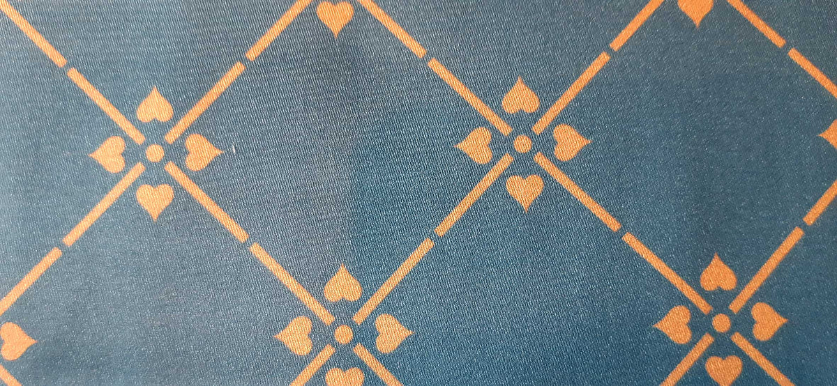 Mako-Satin, Meterware, Motiv Raute, Dunkelblau-Hellbraun, geometrisch, Kreuzblume, glänzender Baumwollsatin, für Trachten, Dirndl, Bettwäsche, Kleider