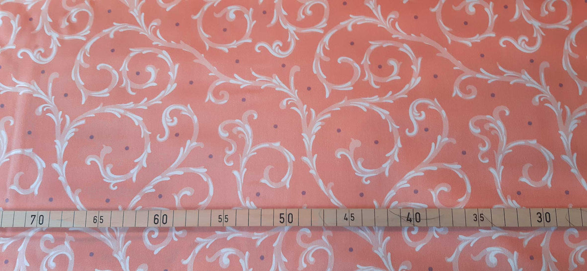 Mako-Satin, Meterware, Baumwolle,  Dornenhecke, lachsrosa mit weißen Ranken und violetten Pünktchen, zwei Mustergrößen. Baumwollsatin, glänzend, für elegante Bettwäsche, Blusen, Hemden, Kleider