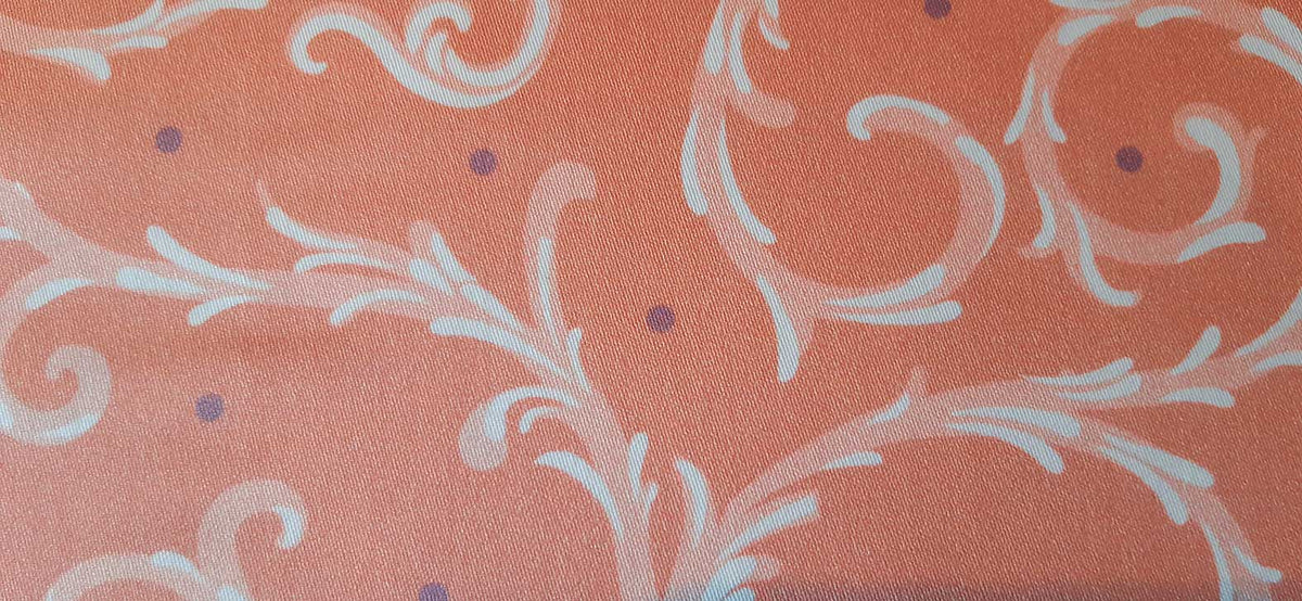Mako-Satin, Meterware, Baumwolle,  Dornenhecke, lachsrosa mit weißen Ranken und violetten Pünktchen, zwei Mustergrößen. Baumwollsatin, glänzend, für elegante Bettwäsche, Blusen, Hemden, Kleider