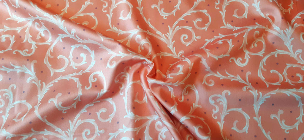 Mako-Satin, Meterware, Baumwolle,  Dornenhecke, lachsrosa mit weißen Ranken und violetten Pünktchen, zwei Mustergrößen. Baumwollsatin, glänzend, für elegante Bettwäsche, Blusen, Hemden, Kleider