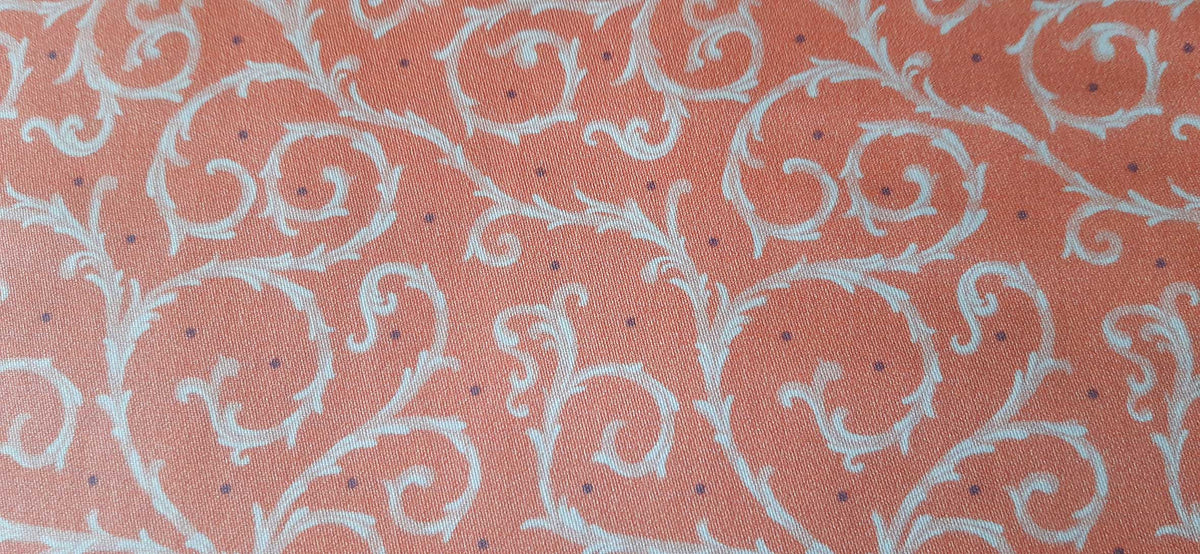 Mako-Satin, Meterware, Baumwolle,  Dornenhecke, lachsrosa mit weißen Ranken und violetten Pünktchen, zwei Mustergrößen. Baumwollsatin, glänzend, für elegante Bettwäsche, Blusen, Hemden, Kleider